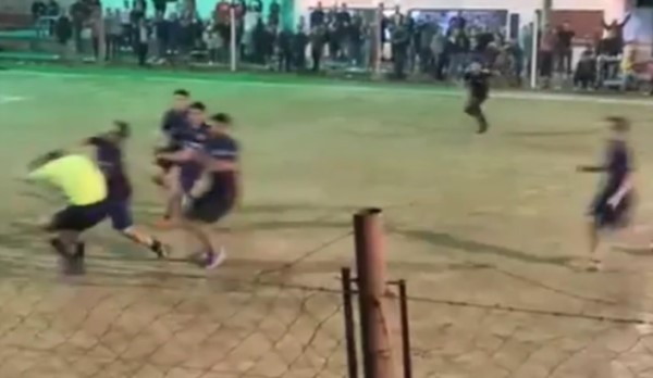 Colonia Tirolesa: brutal ataque a un árbitro en torneo de fútbol amateur.