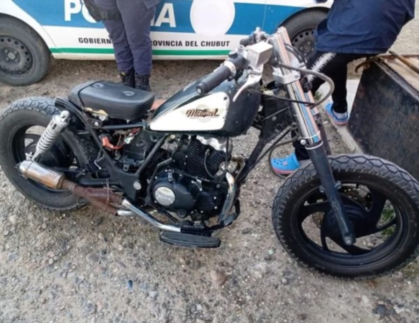 La moto en disputa en un confuso episodio con armas y amenazas.