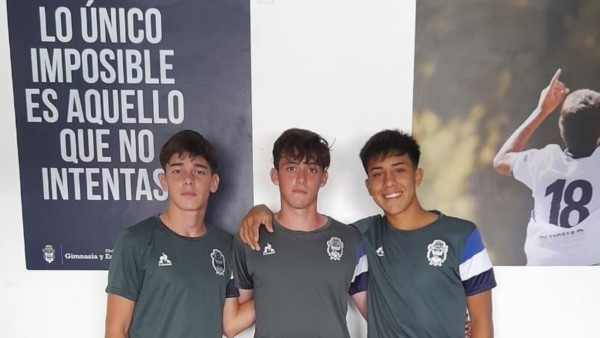 Benjamin Muñoz, Santino López y Matías Chiquichano, tres jóvenes de Moreno con la ropa de Gimnasia La Plata. 