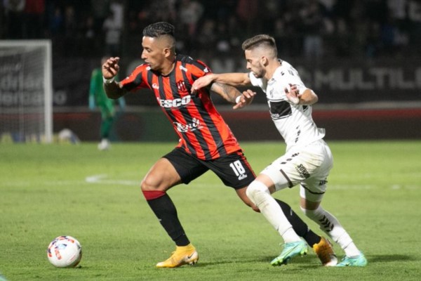 Lucas Barrios, en acción en Vicente López. Fuente: Prensa Patronato.