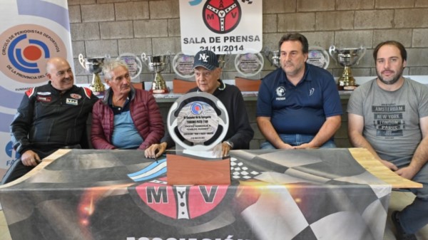 La conferencia de prensa donde se presentó el trofeo que se le entregará a los ganadores, en homenaje a Carlos Hugjhes. Foto: Daniel Feldman.