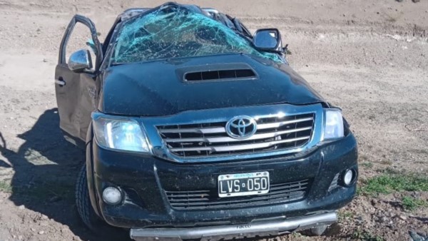 El vehículo marca Toyota Hilux a terminó a la vera de la ruta 40.