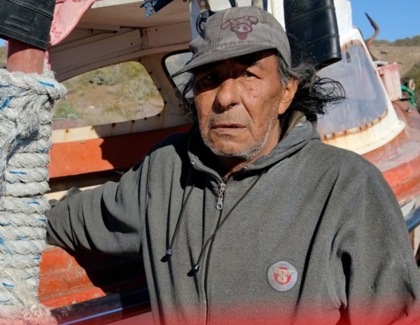 Carlos Lescano es marisquero y vive solo en la playa de Puerto Lobos.