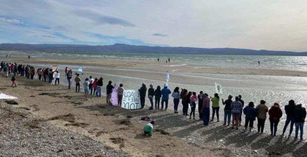 Vecinos de Sarmiento se movilizaron al Lago Musters para visibilizar la problemática del agua.