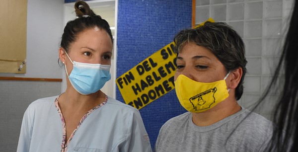 La jefa de Ginecología del Hospital Materno Infantil de Trelew, Valeria Castán (izquierda)  brindó una charla.