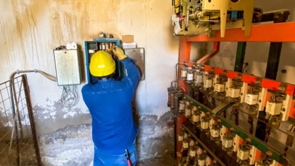 Personal del Servicio Eléctrico trabajando para la vuelta de la luz.
