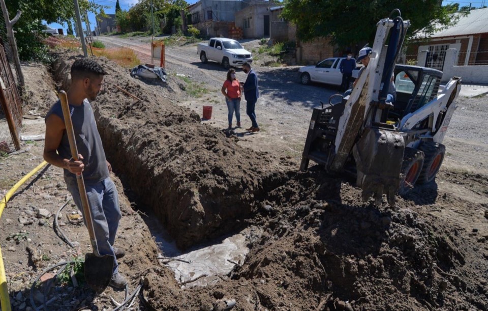 De la Vallina recorrió la obra desarrollada por la Dirección de Ecogas que beneficiará a tres familias.