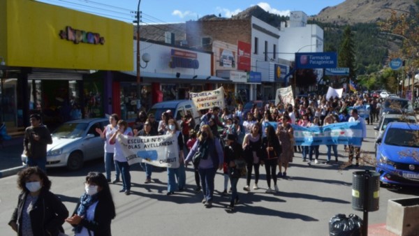 Manifestación. Marcha de docentes por las calles de Esquel. El acatamiento fue del 65% en la zona.