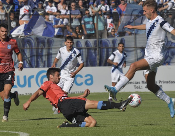González, en acción ante el "León del Imperio". Foto: Daniel Feldman.