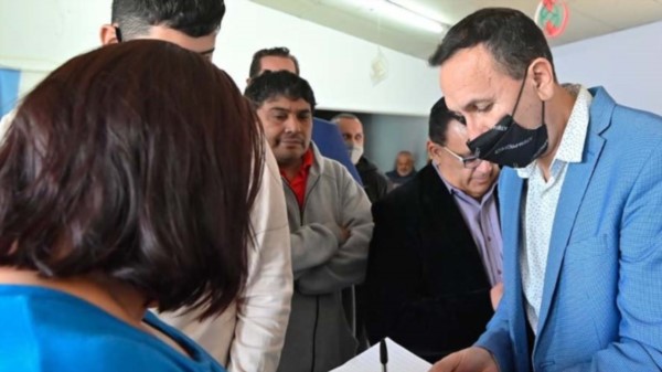 Agenda. El intendente Adrián Maderna y Pedro Henríquez durante la reinauguración del CIC de Menfa.