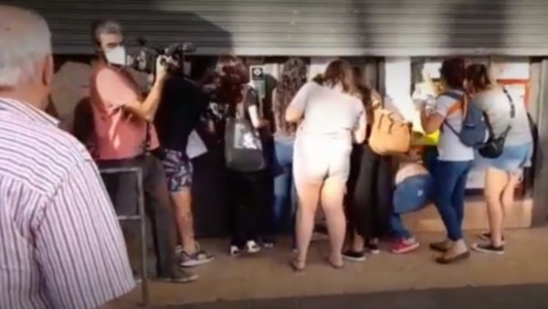 Familia y amigos de la joven que denunció el abuso hicieron un escrache en la puerta del Supermercado .