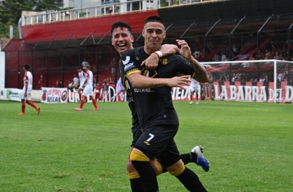 Brian Leonel Fernández festeja su primer gol con la casaca "aurinegra". (Foto: Maxi Jonás).