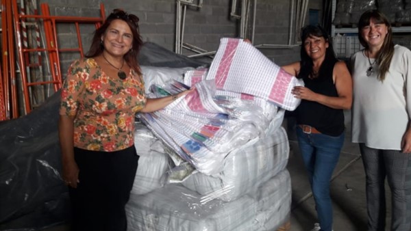 Contenedor. Las funcionarias revisando el contenido en la Aduana.