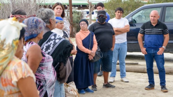 Reunión. El jefe comunal escuchó las opiniones de los referentes para definir la puesta en valor del lugar.