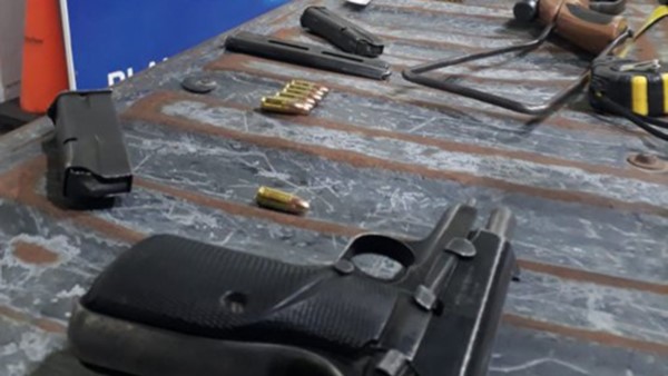 Todas las armas de fuego fueron incautadas por la Policía de Trelew.