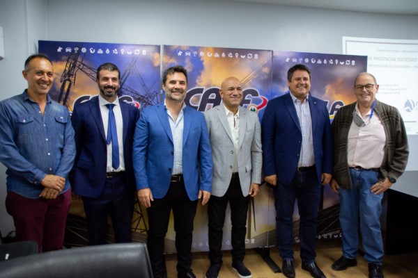 El presidente de la Cooperativa Provincial de Servicios Públicos y Comunitarios Limitada de Neuquén (CALF), Darío Lucca, junto al intendente Mariano Gaido, firmaron el contrato.