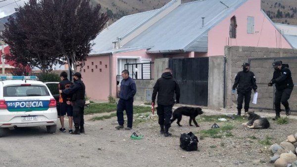Momento del allanamiento y la detención d eun sujeto de 28 aos.
