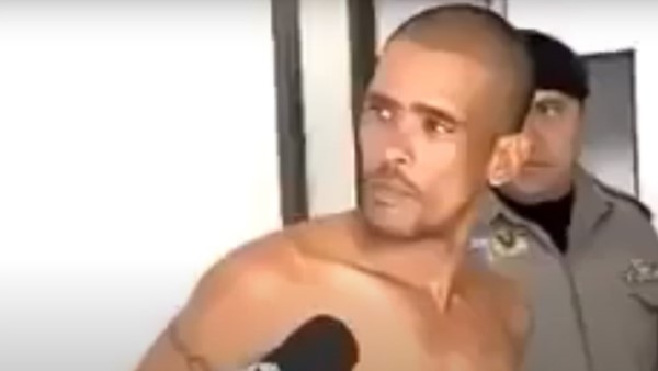 El reportero se llevó un gran susto ante la inesperada “respuesta” del recluso.