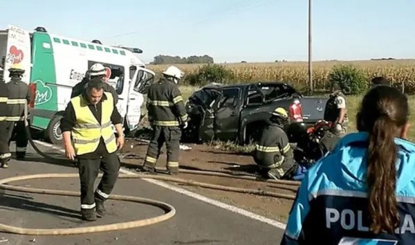 En la camioneta Volkswagen Amarok, que circulaba hacia Mendoza, había cuatro ocupantes, mientras que en la ambulancia de la empresa Emer Salud 24, de General Rodríguez, había otras tres.