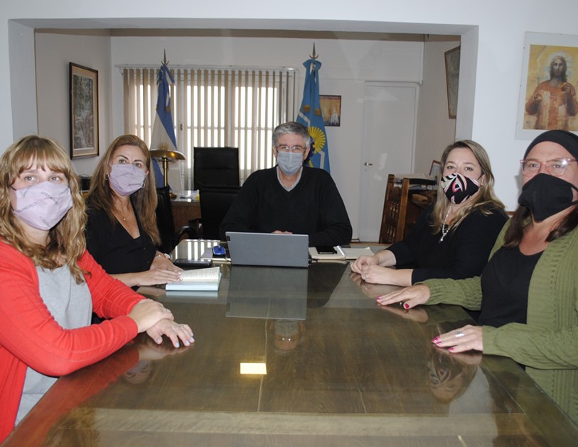 Paula Delfino, funcionaria trans de Esquel, en funciones.