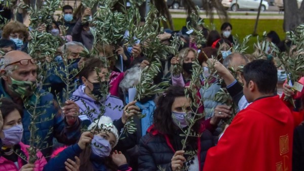 En Trelew se realizó una misa en la Glorieta de la Plaza Independencia brindada por el padre Deiby Velázquez.