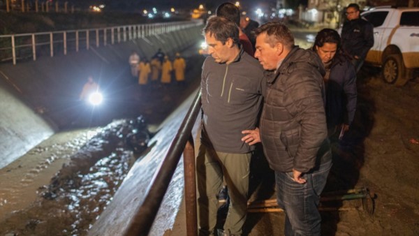Control. El intendente Luque junto con sus funcionarios supervisando que los pluviales funcionen.