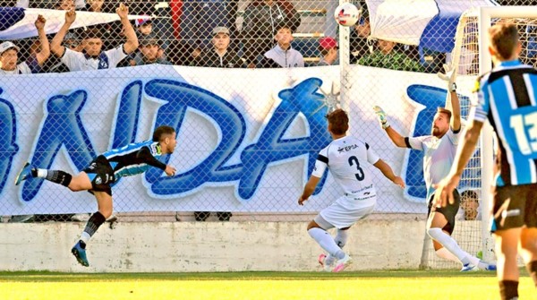 Conechny, de cabeza, marcó el gol de la victoria de Almagro sobre Brown.