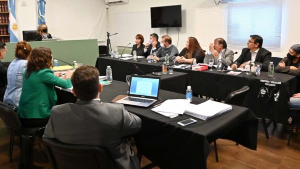 Todos. Una postal del encuentro de partes presidido por la jueza María Tolomei, donde se escuchó el ofrecimiento de una probation.
