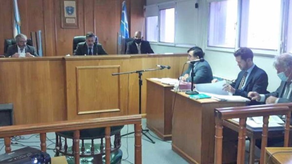 Audiencia. Los tres camaristas escuchando los argumentos.