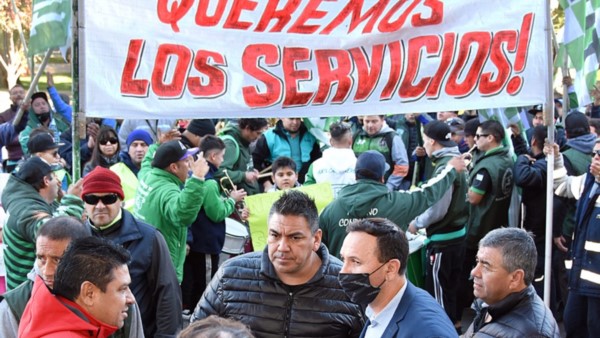 Dar la cara. Tras su reunión con la cúpula de Camioneros, Maderna dio explicaciones en la vereda en Trelew.