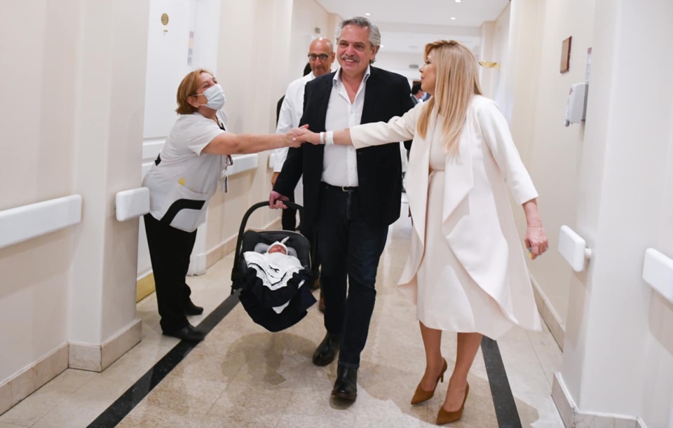 Alberto y su esposa el jueves pasada, saliendo con el pequeño Francisco del sanatorio. Se le vienen desafíos.