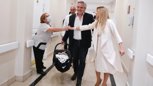 Alberto y su esposa el jueves pasada, saliendo con el pequeño Francisco del sanatorio. Se le vienen desafíos.
