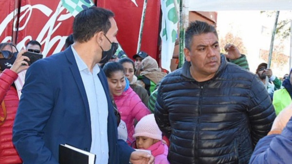 Respuestas. Maderna junto a Collio durante la manifestación de Camioneros en pleno centro de Trelew.
