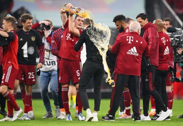 Con el título conseguido hoy, Bayern Munich logró su décima Bundesliga consecutiva y la número 32 en su historia.