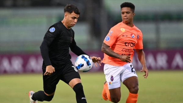 Independiente utilizó la camiseta modelo paladar negro 2022 ante La Guaira. Estreno en competencias oficiales para este uniforme. 