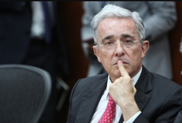 El ex presidente colombiano arrastraba graves acusaciones por violencia política, y ahora suma estas sombras.