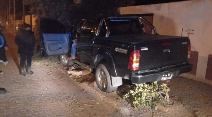 Comodoro: manejaba borracho y se estrelló contra un árbol y un poste de luz