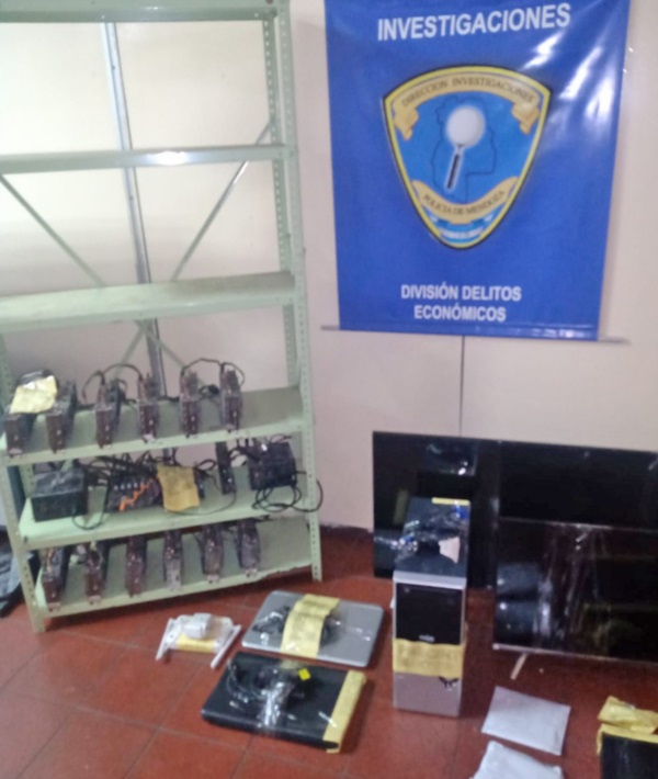 Computadoras con programas especializados y un rig minero hallado.