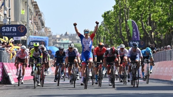 Arnaud Demare logra la victoria al sprint en la quinta etapa del Giro de Italia.