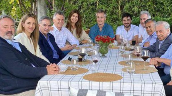 A la derecha. El virtual candidato a gobernador del PRO, Nacho, almorzando con Macri y Vargas LLosa.