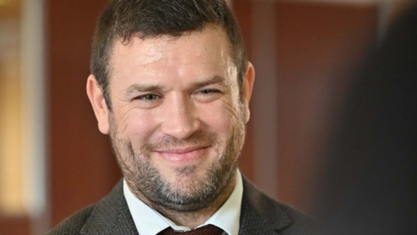 Sonrisa. Pais y su definición sobre dos temas calientes y que tienen efecto en la economía chubutense.