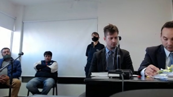 Acusados. A la izquierda, ambos Espinoza escuchan la imputación del funcionario de Fiscalía en Trelew.