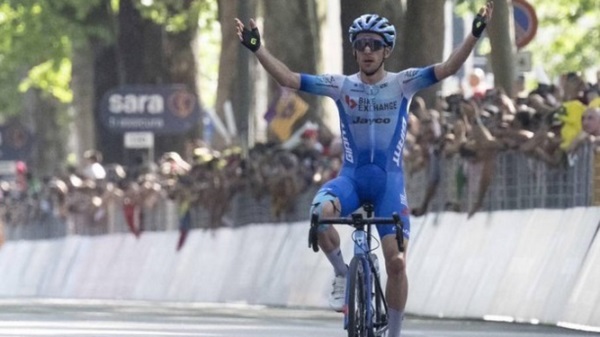 El británico consiguió su segunda victoria en la presente edición del Giro de Italia.