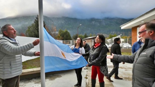 Alta en el cielo. La comitiva oficial durante uno de los actos escolares concretados en la Comarca Andina. 
