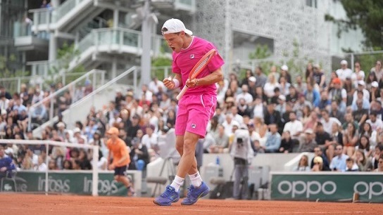 El "Peque" remotó dos sets para meterse en octavos del Abierto parisino.