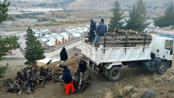 La Municipalidad de Esquel reparte leña a los vecinos carenciados.