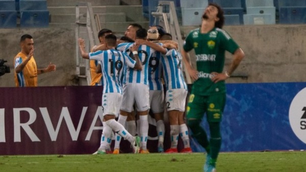 Racing le ganó a Cuiabá en Brasil y es líder en la Copa Sudamericana.