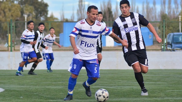El Parque goleó a Ever Ready en Trelew. (Foto: Alberto Evans/Jornada).