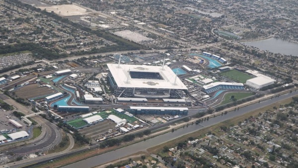 Increíble como han plantado un circuito de Fórmula 1 en el parking del HardRock Stadium.