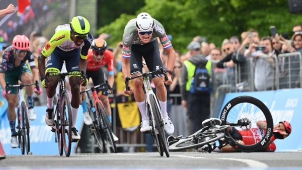 Triunfo sobre la meta para Mathieu van der Poel en la primera etapa.